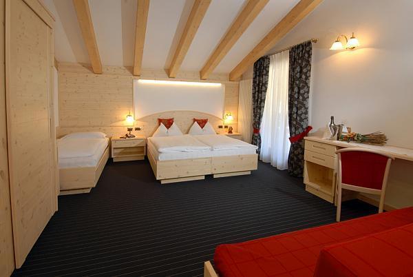 Hotel Flora Alpina Campitello di Fassa Pokoj fotografie